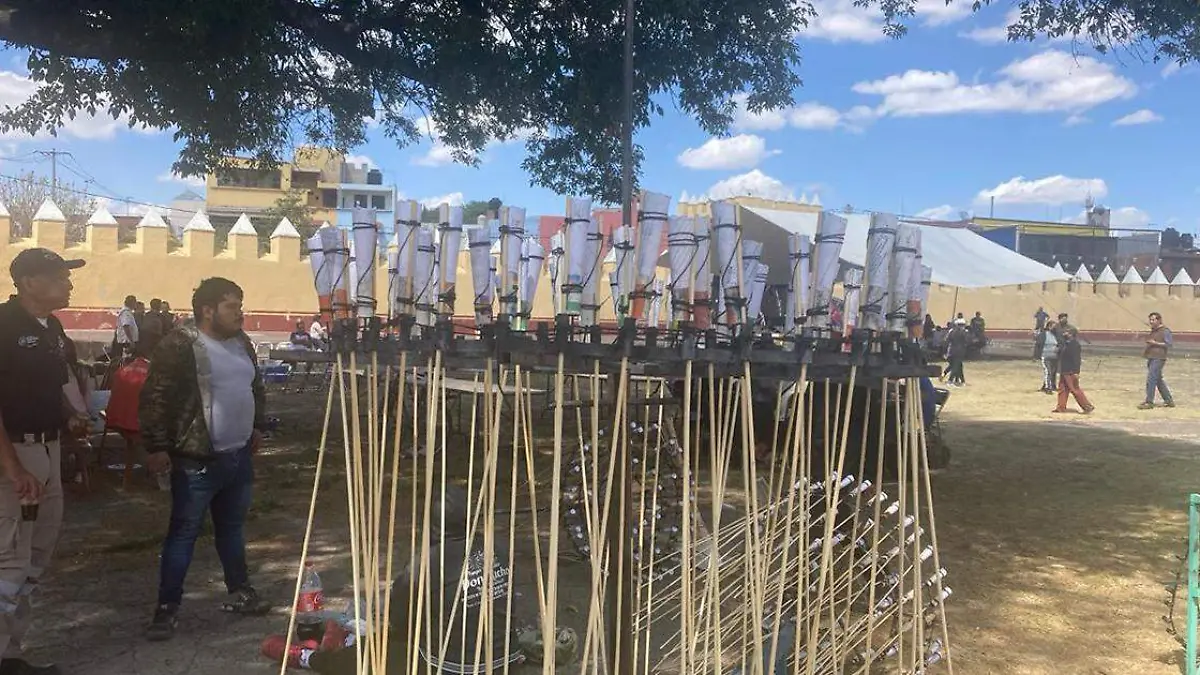 Grupo de pirotécnicos de San Cristóbal Tepontla en San Pedro Cholula